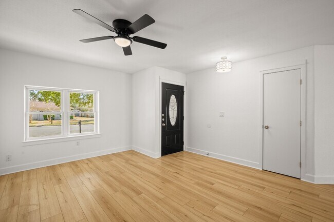 Building Photo - 1512 W Mesa Park Dr