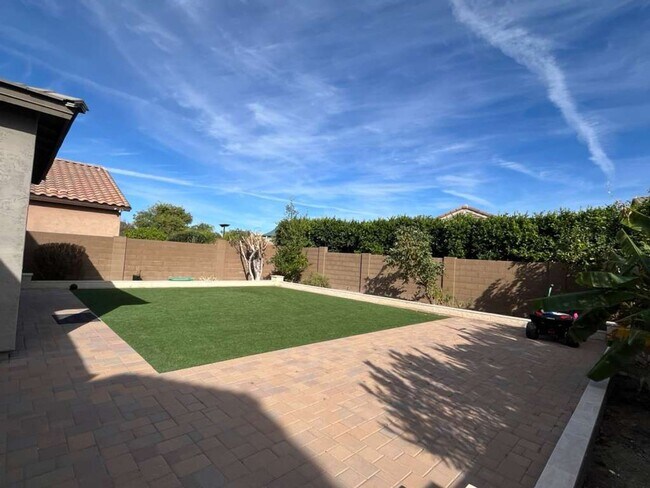 Building Photo - Gorgeous 4 Bed 3.5 Bath Peoria home with EV charging