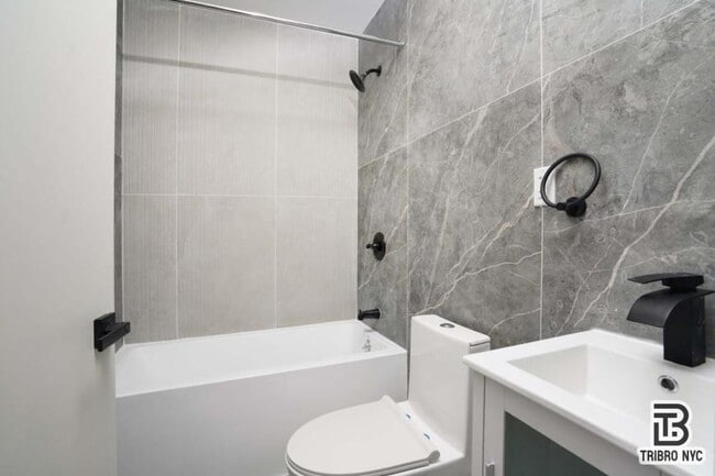 Building Photo - 3 bedroom in RIDGEWOOD NY 11385