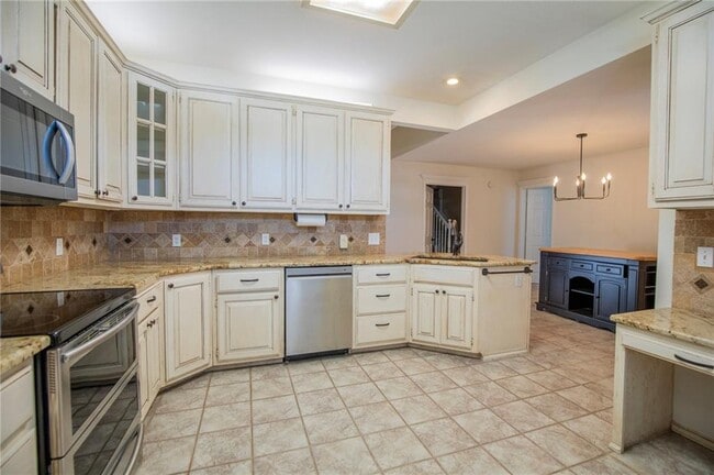 Building Photo - 115 NW Orchard Way