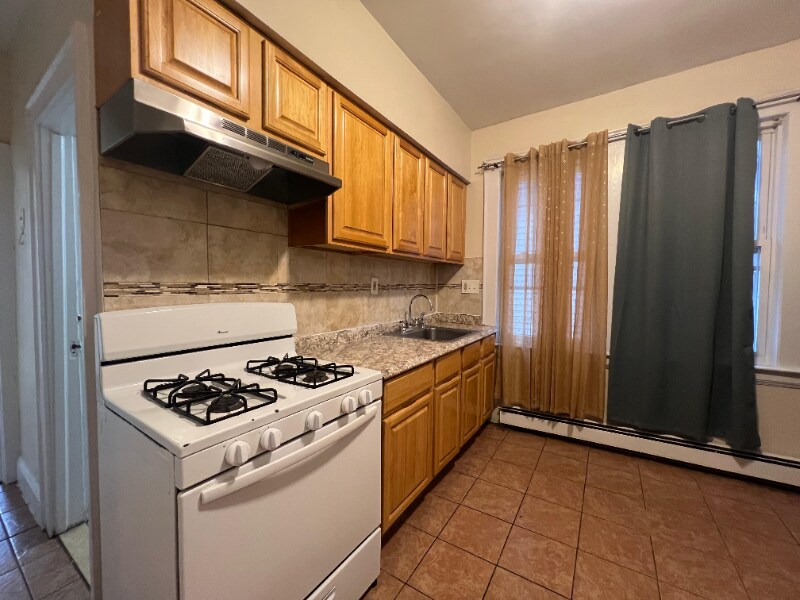 Building Photo - 646 Maple Ave