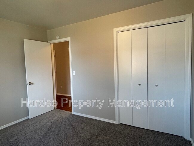 Building Photo - 1362 Pineridge Dr E