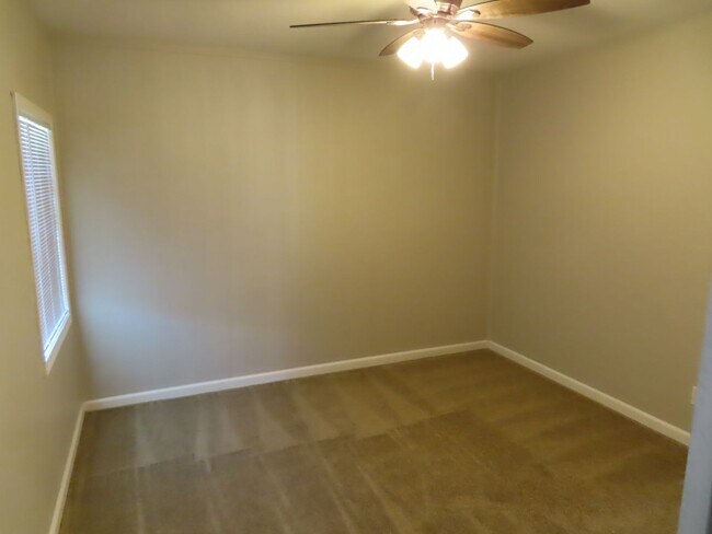 Building Photo - Three Bedroom House with Huge Bonus Room