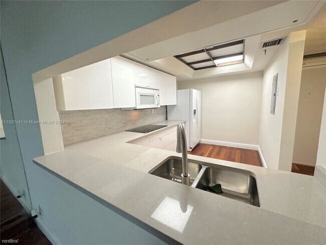 Building Photo - 1 br, 1.5 bath Condo - 520 Brickell Key Dr...