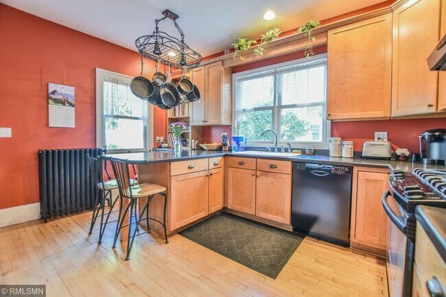 Building Photo - 253 Macalester St