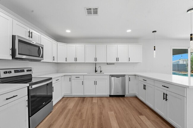 Building Photo - Beautiful Glendale Home With Pool!