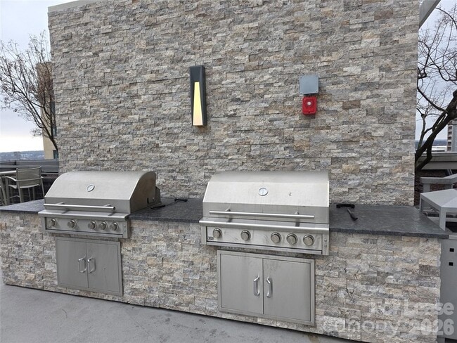 Building Photo - 333 W Trade St