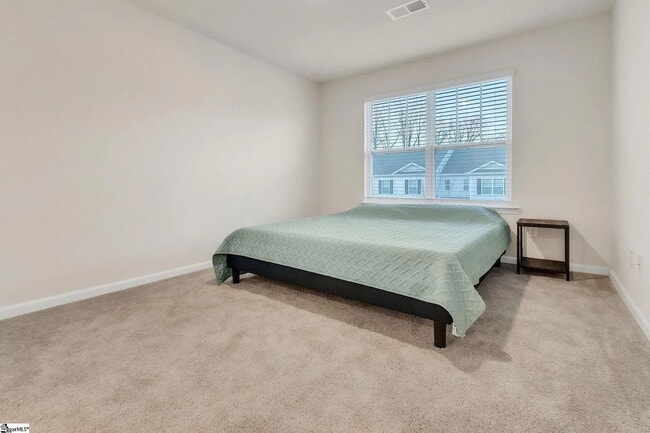 Building Photo - 3 bed, 2.5 bathroom Townhouse