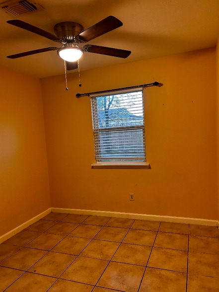 Building Photo - 1619 Bugle Run Dr