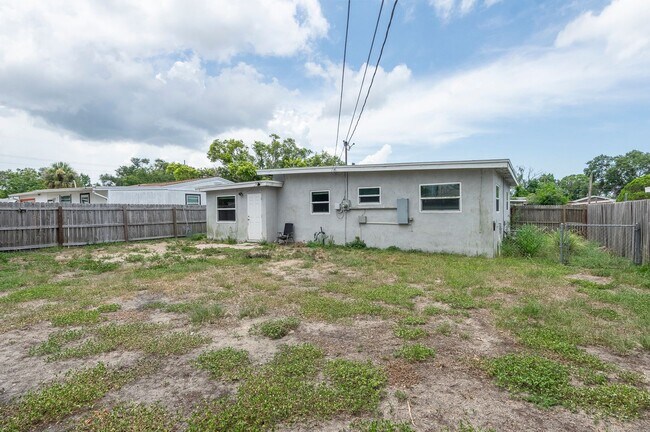 Building Photo - Charming & Rare 4-Bedroom Home in Saint Petersburg!