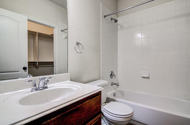 Building Photo - 1425 River Forest Dr