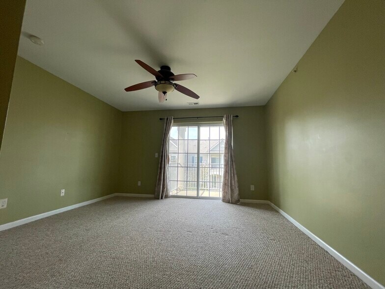Building Photo - 10102 W Midway Ct