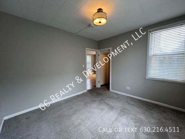 Building Photo - ***RIVERSIDE 1ST FLOOR UNIT / 2 BDRM - 1 B...