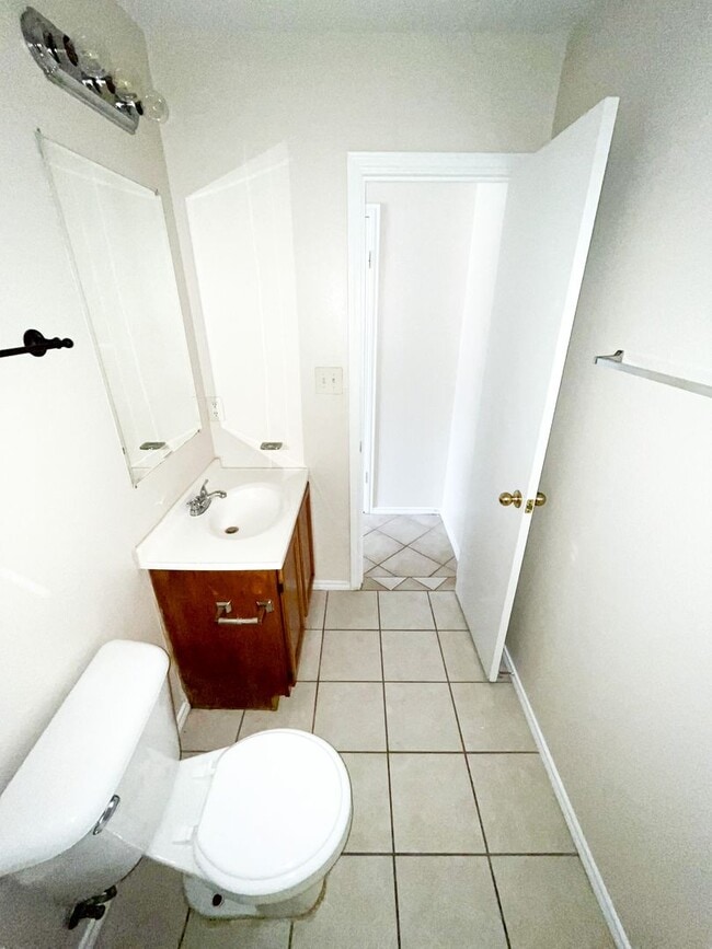 Building Photo - 211 W Bobwhite Ln