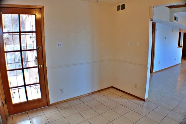 Building Photo - Charming Home Move-in-Ready