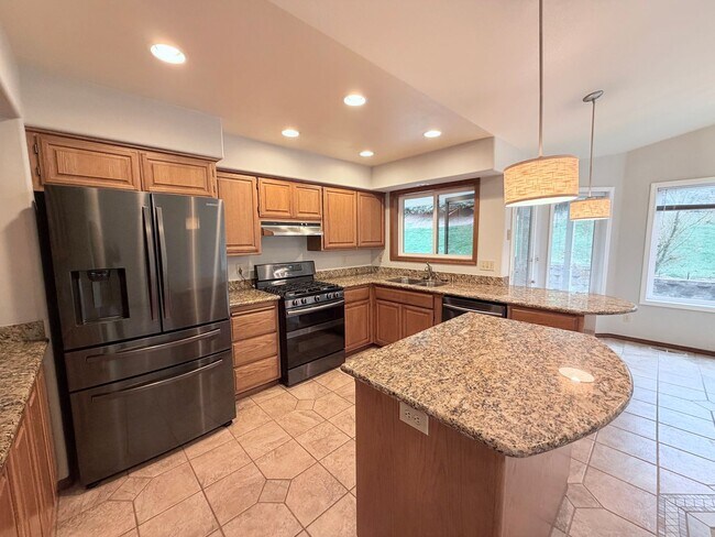 Building Photo - Beautiful Craftsman Style Rambler Must See!!