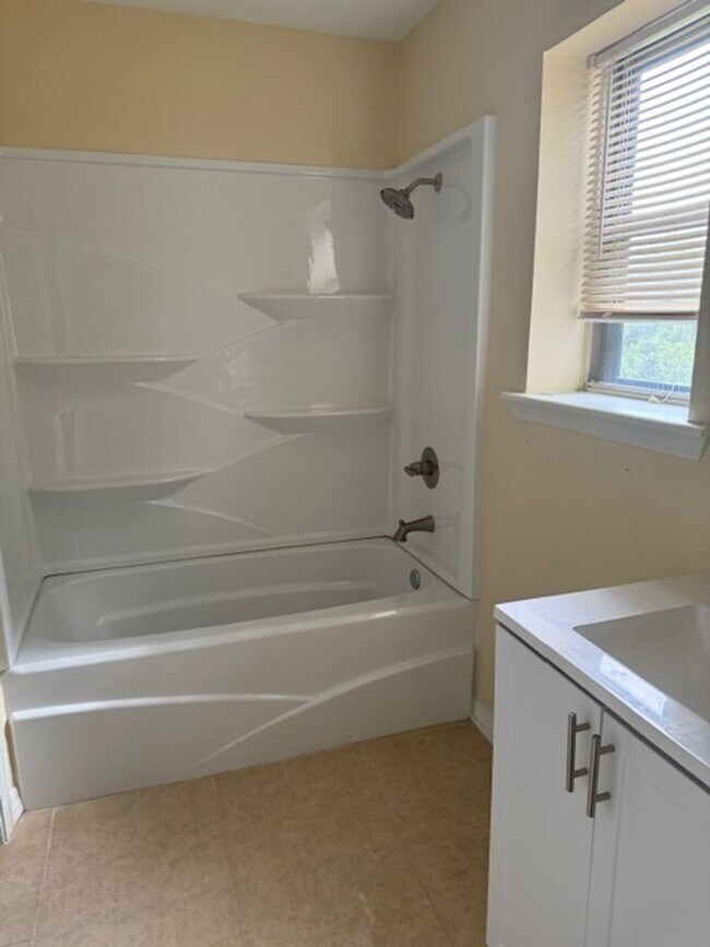 Building Photo - 621-621 Kings Mountain Dr