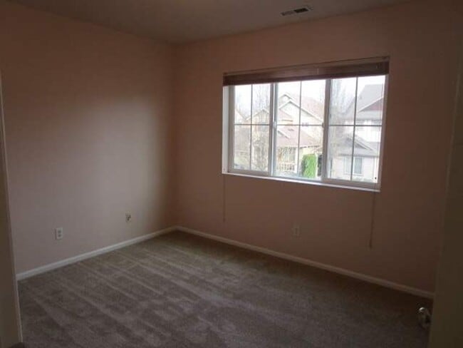 Building Photo - 3 Bedroom, 2.5 Bathroom Home with Office in Fife