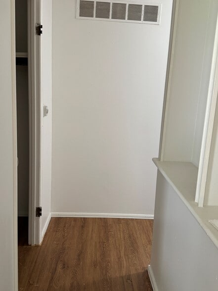 Building Photo - 1617 Somerset Shire Dr