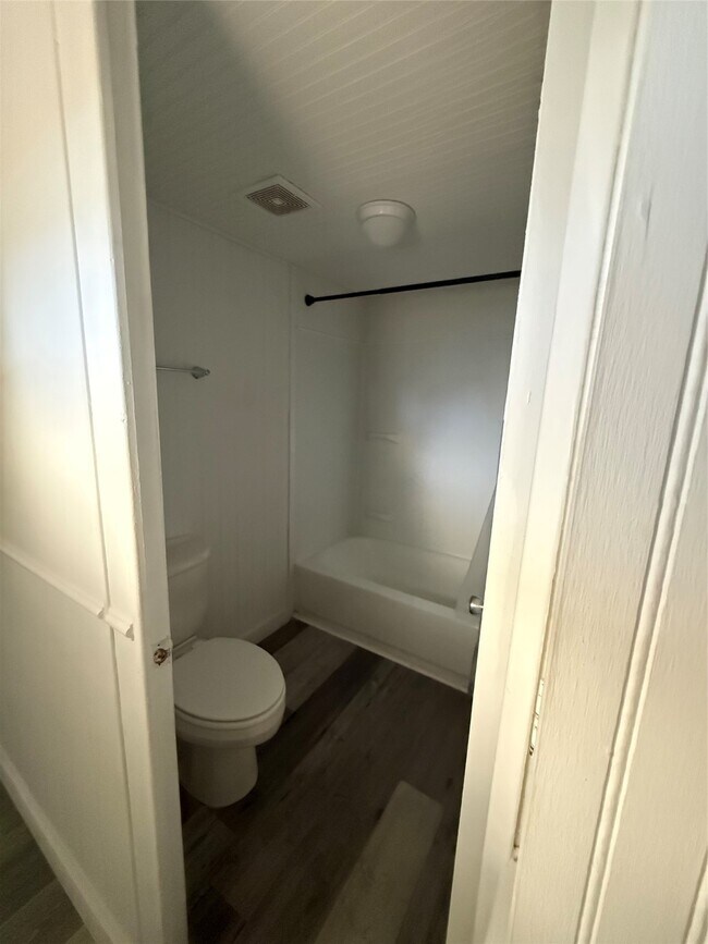 Building Photo - 310 E Jack Ave