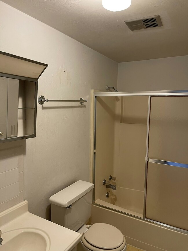 Building Photo - 4165 W Ridge Rd