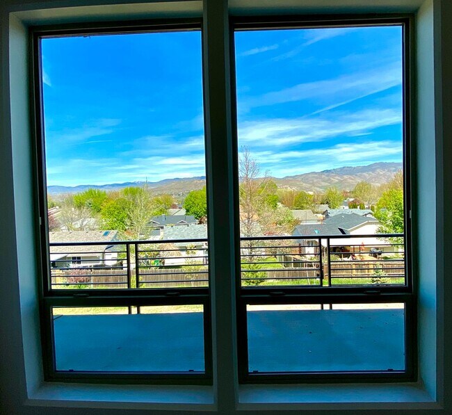 Building Photo - Close to Micron, 3 Bedroom 3 bath w/ a Million Dollar View!