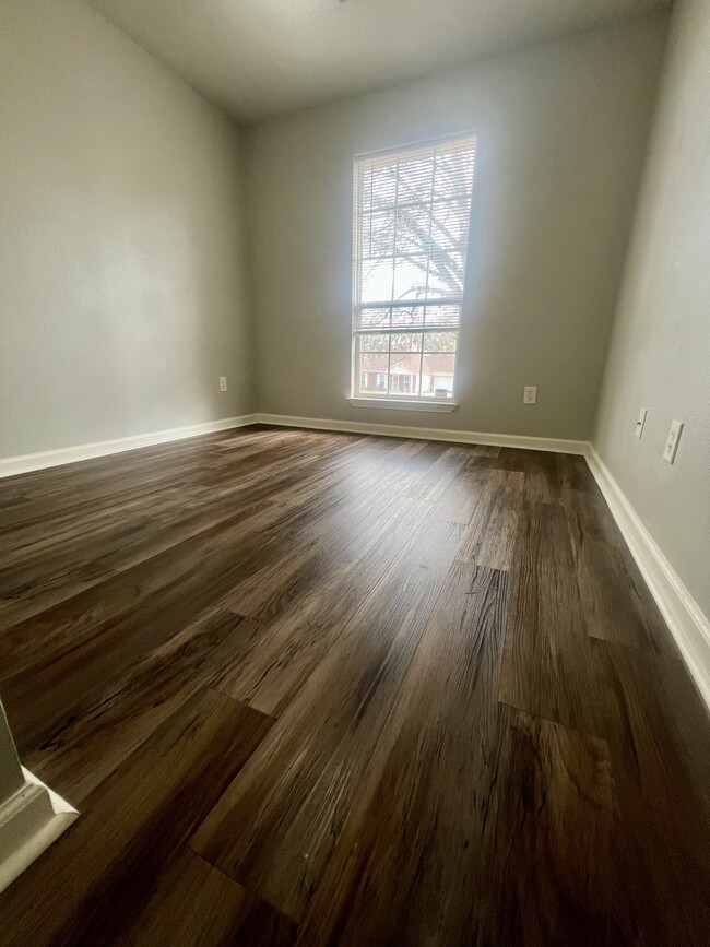 Building Photo - 1200 Oakview Dr