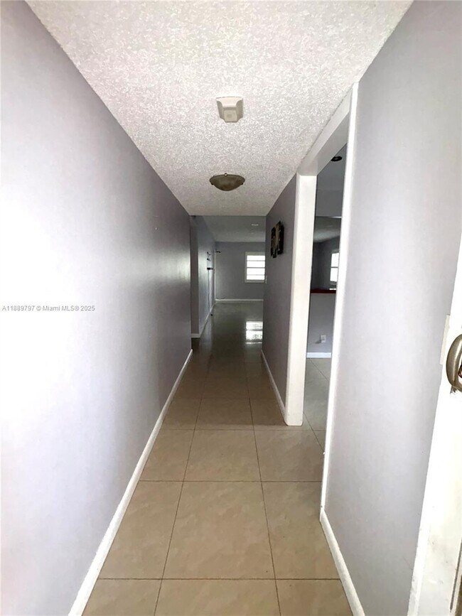 Building Photo - 5140 SW 40th Ave