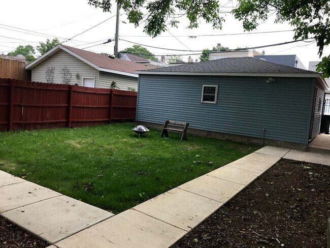 Building Photo - 827 N Francisco Ave