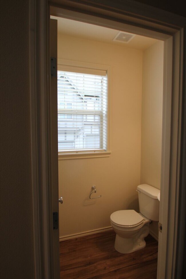 Building Photo - Progress Ridge end unit Townhome! Can't miss!