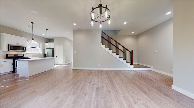 Building Photo - 806 E 39th St