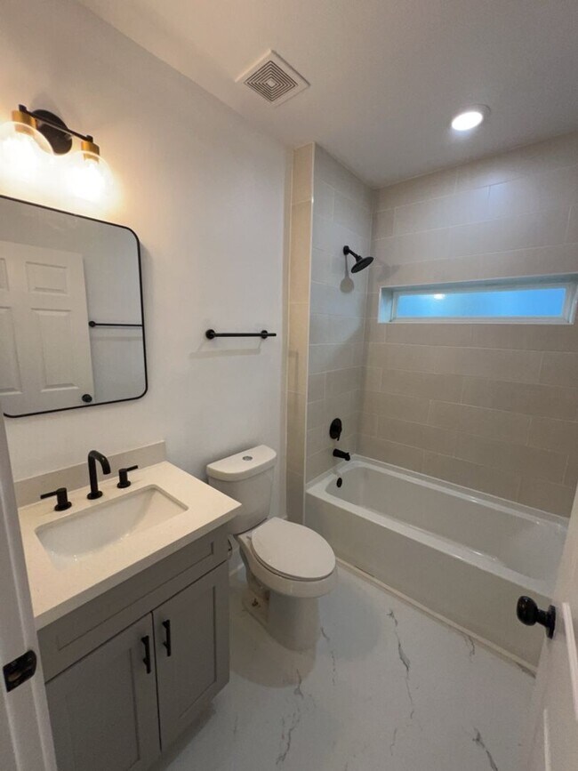 Building Photo - 224 Everton St