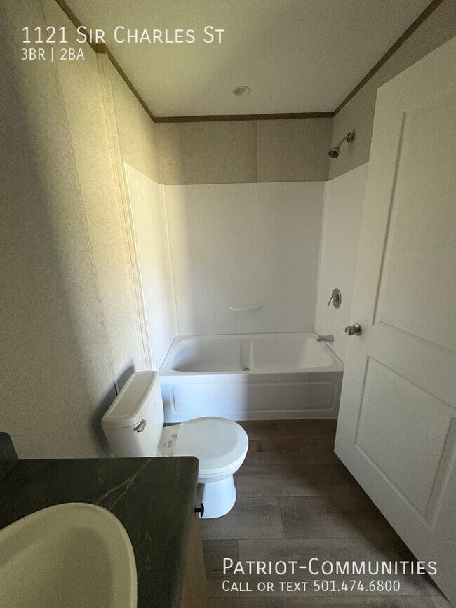 Building Photo - 1121 Sir Charles St