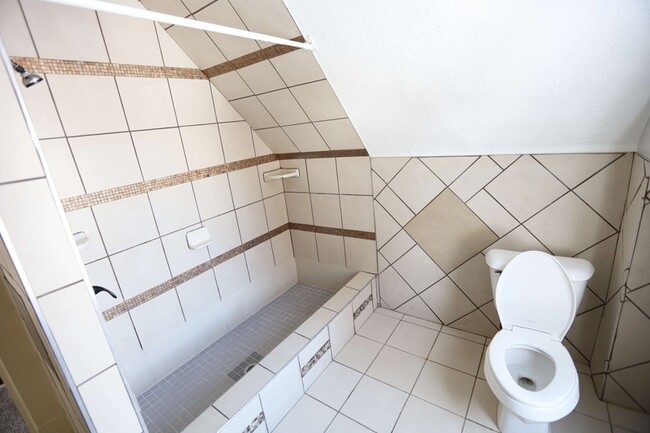 Building Photo - 639 Curve St SW