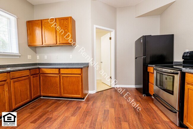 Building Photo - 733 3rd St