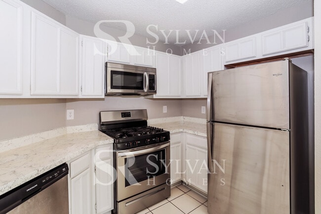 Building Photo - Fall in love with this 3 bedroom, 2 bathro...