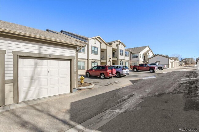 Building Photo - Like new gorgeous ground level Condo with Detached Garage and open floor plan.