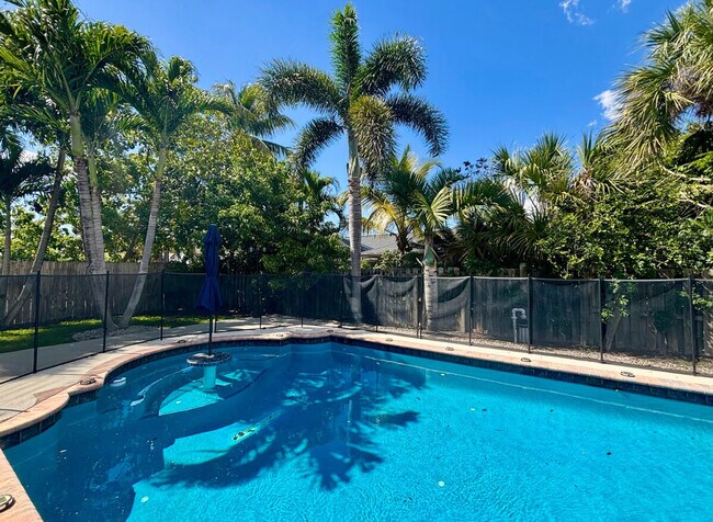 Building Photo - 13885 Sheffield St