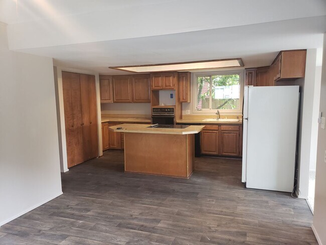 Building Photo - Charming Four Bedroom Home Located Near Cornwall Park.
