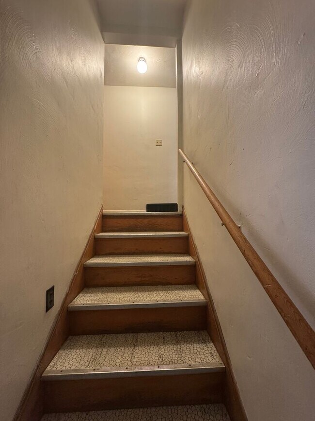 Building Photo - 212 N Highland Ave