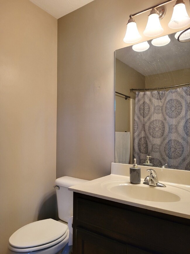 Building Photo - Spacious 2 bedroom, 2 full bath unit
