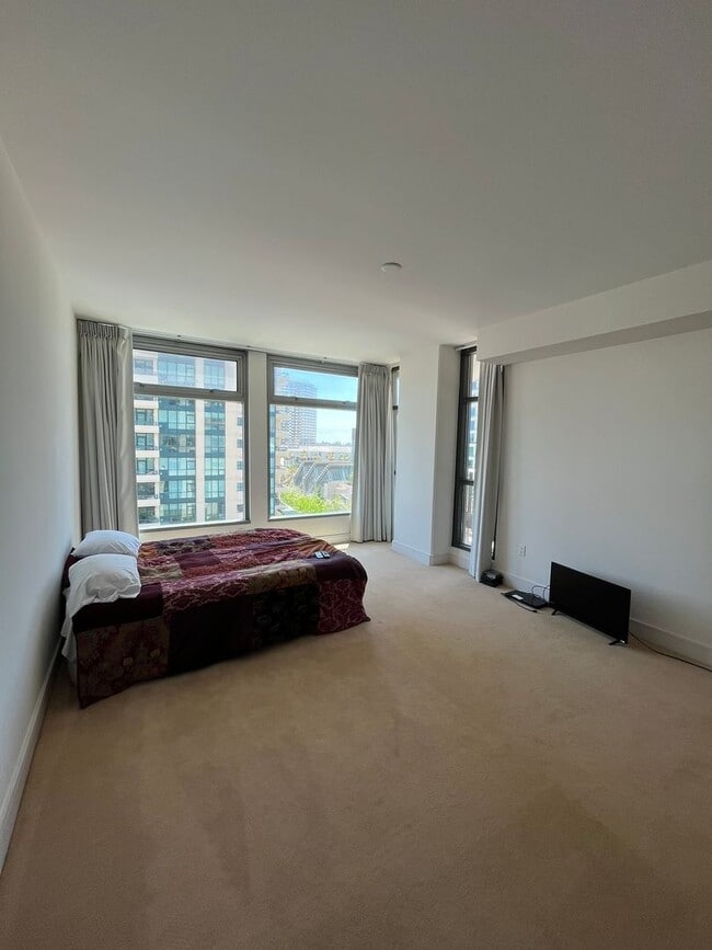 Building Photo - Experience upscale living in Downtown San Diego with great views. This is a must see!