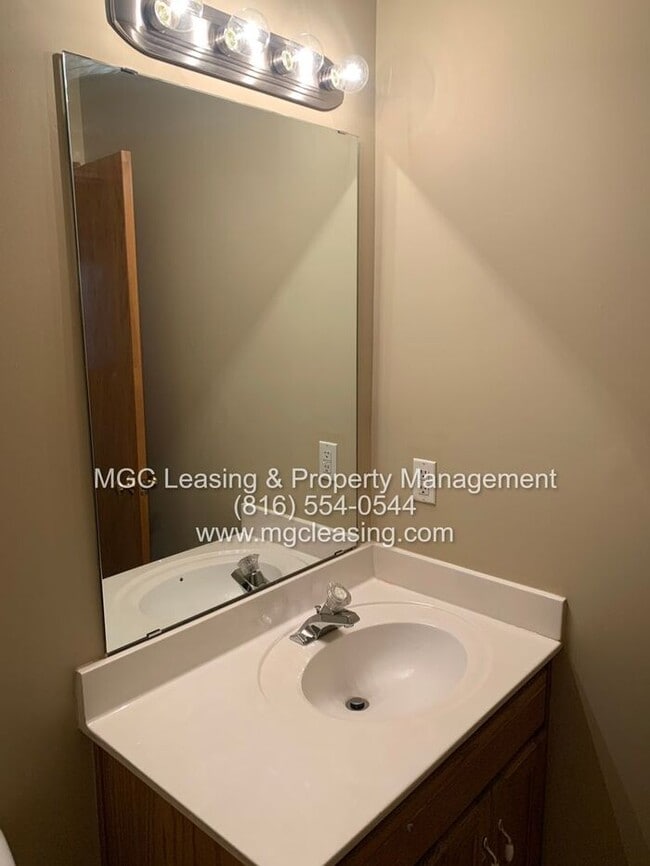 Building Photo - A Bright, Comfortable Split-Level Home in a Convenient Raymore Location