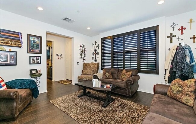 Building Photo - 418 Vista Dr