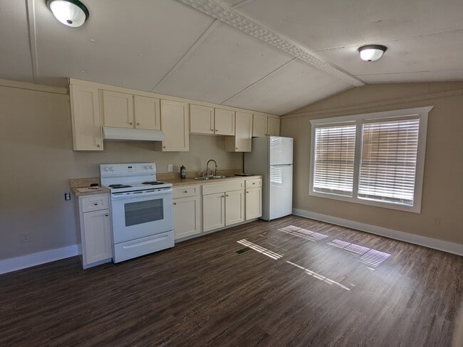 Building Photo - 415 Green Oak Rd