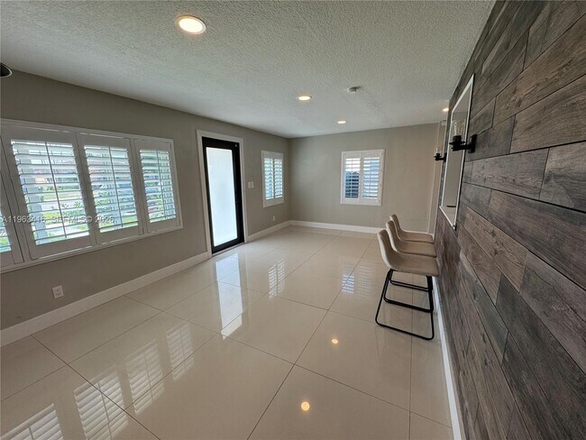 Building Photo - 211 W 33rd St