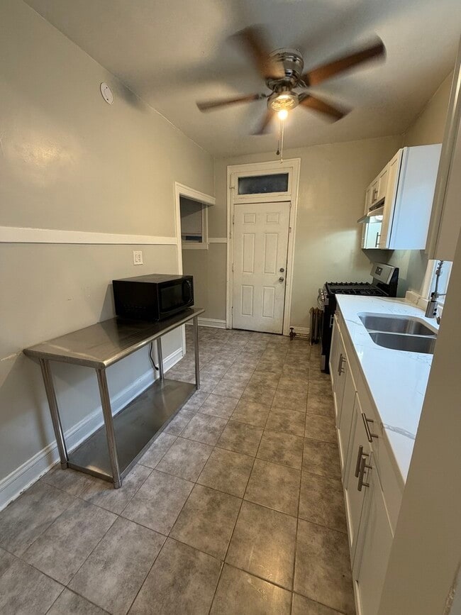 Building Photo - 7819 S Cornell Ave