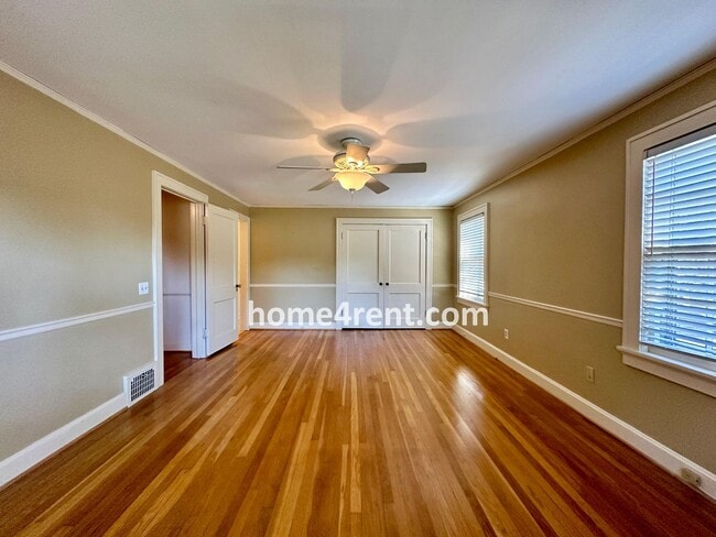 Building Photo - Charming Dutch Colonial in Brookside w/ an Updated Kitchen, Wood Floors, Fenced Yard and a Finish...