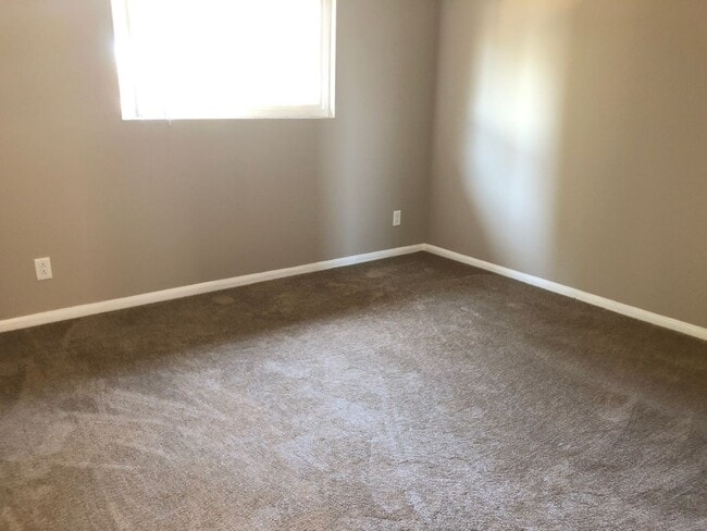 Building Photo - Super Cute and Close to Lake! Ready for Immediate move in!