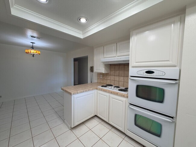 Building Photo - 1445 Sonoma Dr